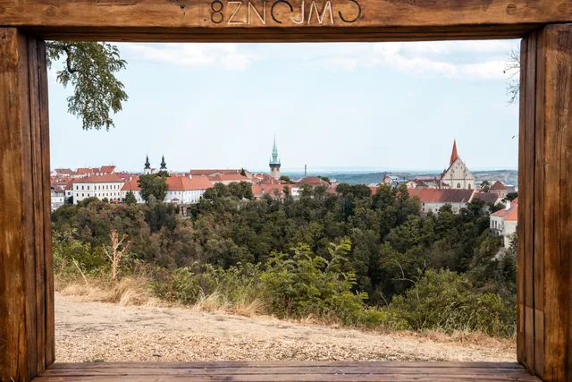 Pohled na Znojmo z vyhlídky nad Gránickým údolím