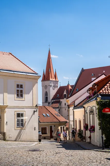 Ulice ve starém městě s věží kostela sv. Mikuláše