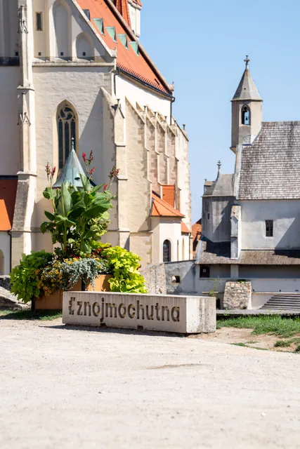 Znojemské náměstí s kostelem